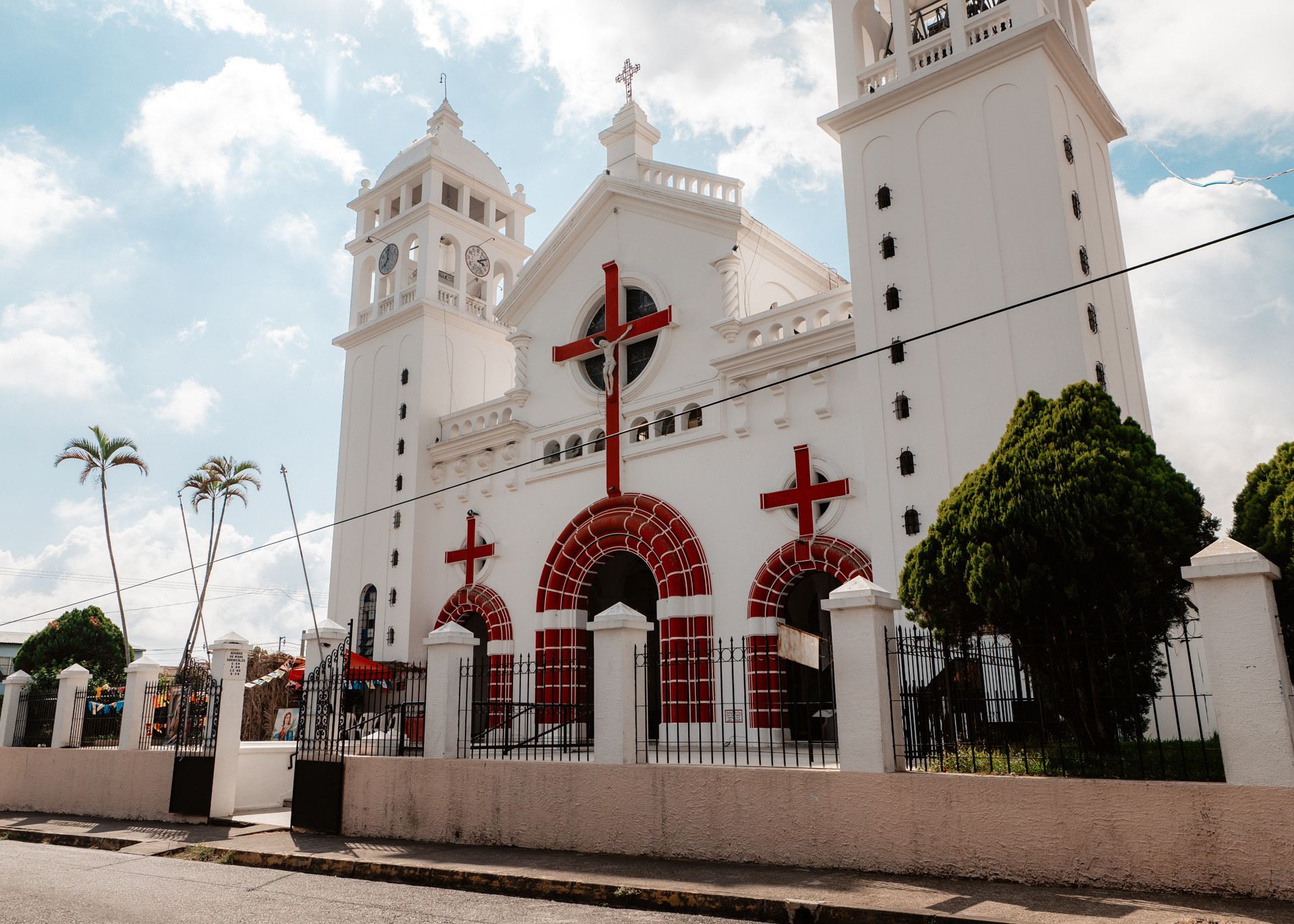 Church of Juayúa with twin towers, a landmark on the Ruta de las Flores in El Salvador
