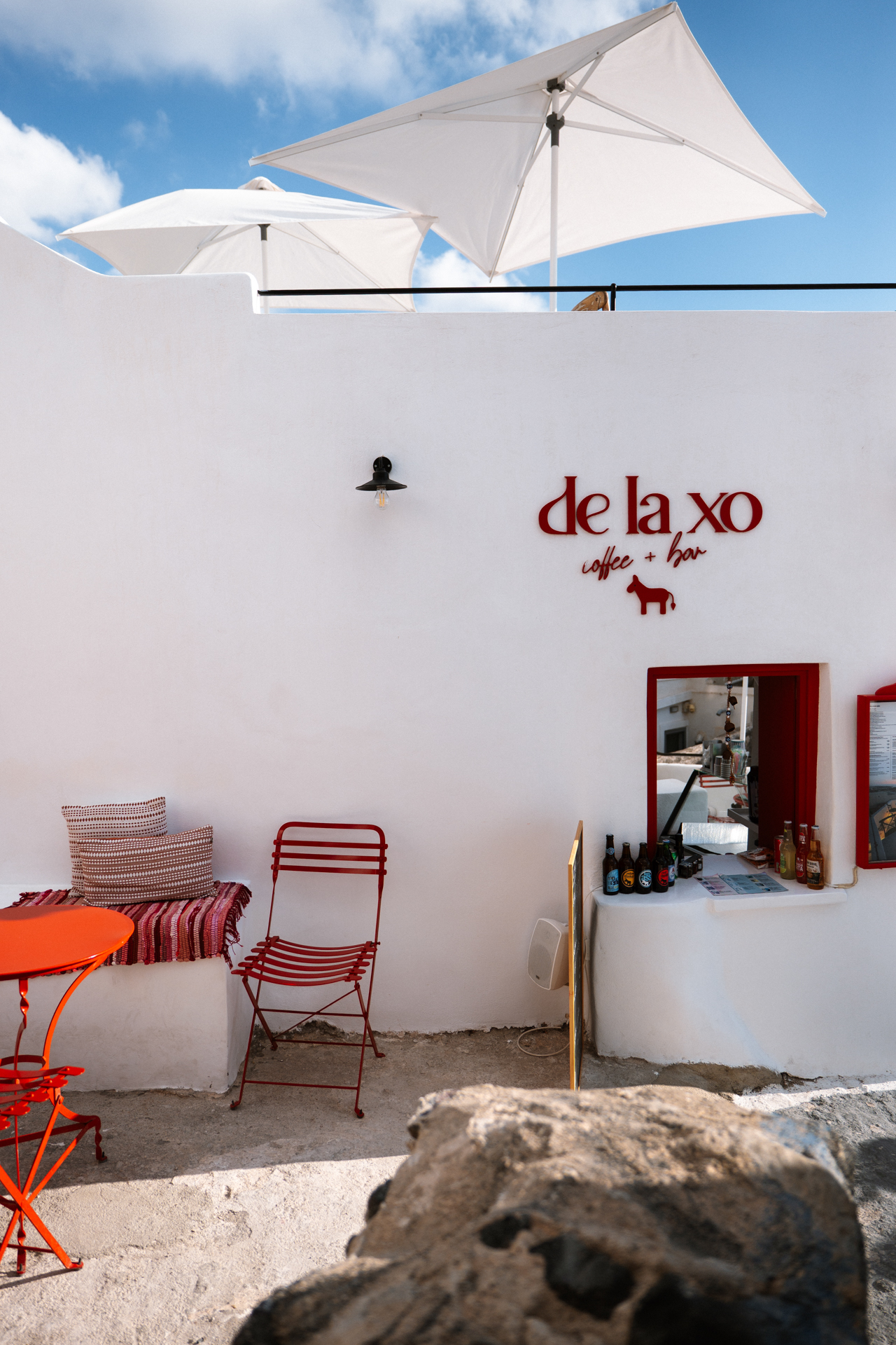 De La Xo Coffee and Bar in Pyrgos, Santorini