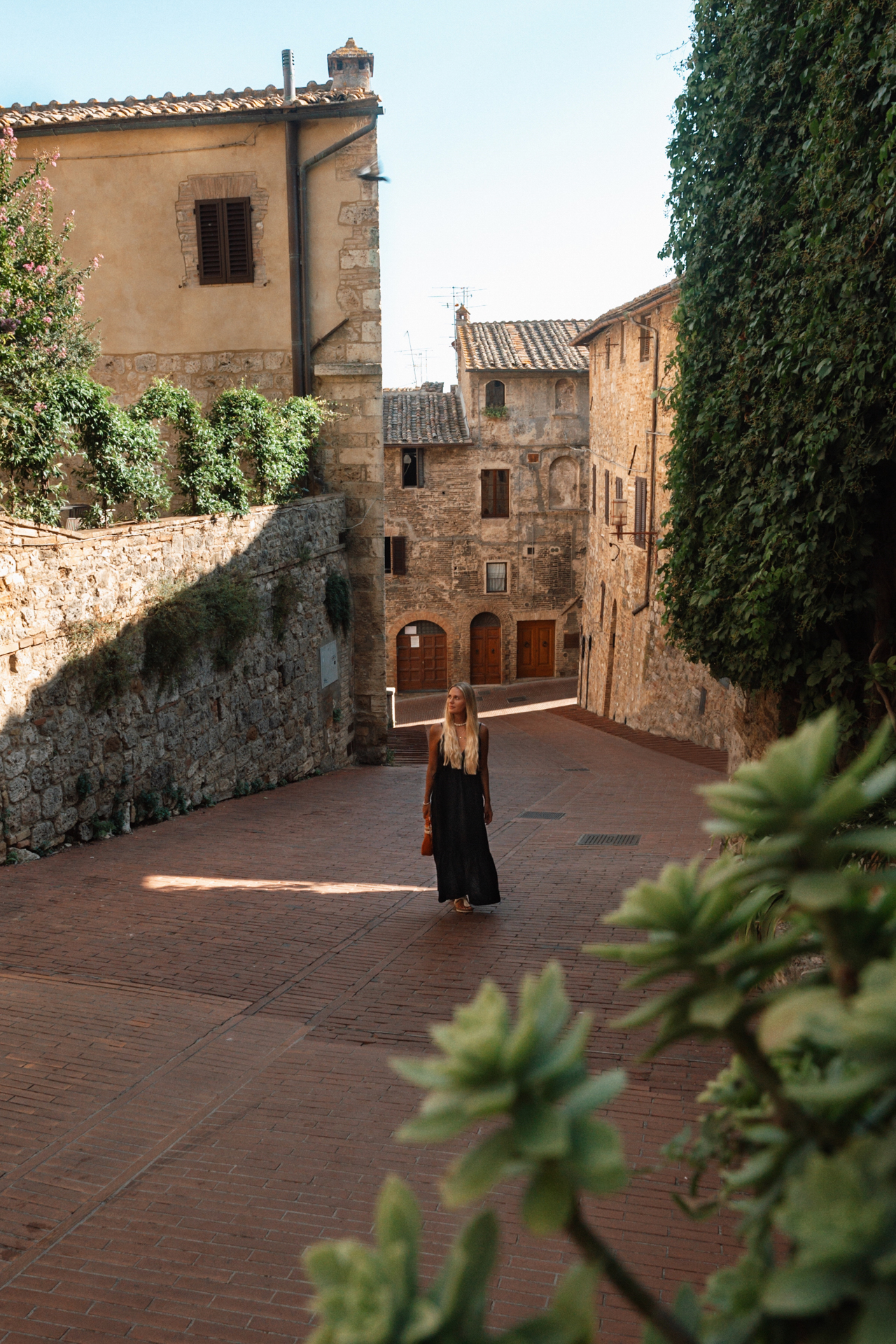 Quiet alley in the old town of San Gimignano, Tuscany